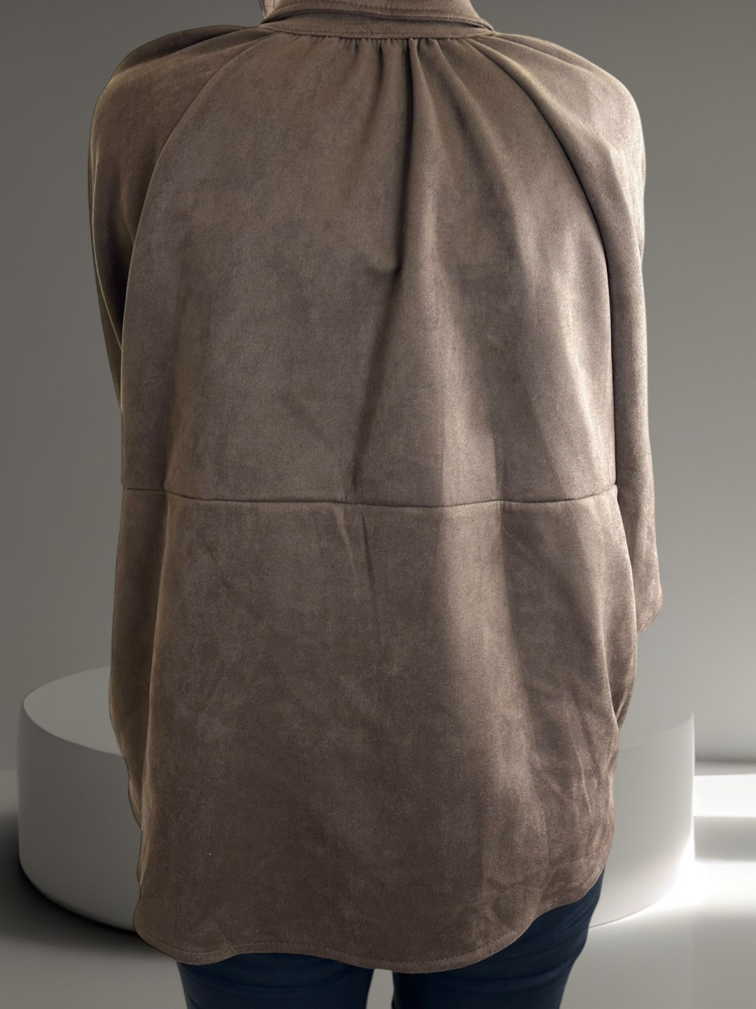 Μοντέρνο bomber jacket με εντυπωσιακά μπαλούν μανίκια Μοντέρνο bomber jacket με εντυπωσιακά μπαλούν μανίκια