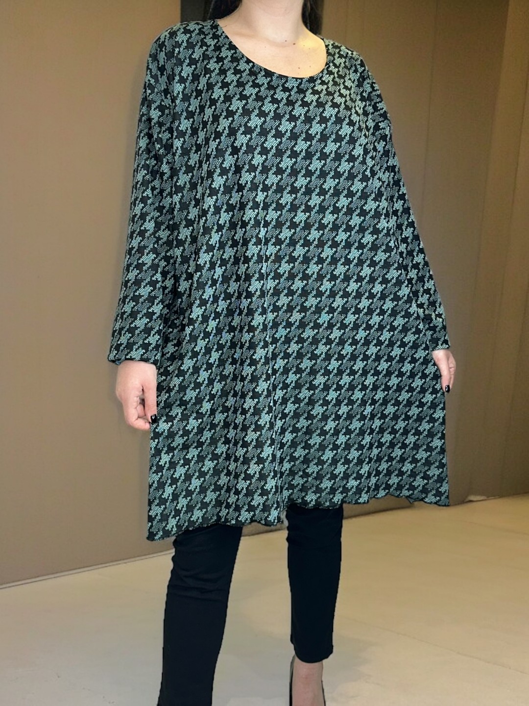 Πετρόλ καρό μπλουζοφόρεμα με άνετη γραμμή Πετρόλ καρό μπλουζοφόρεμα με άνετη γραμμή