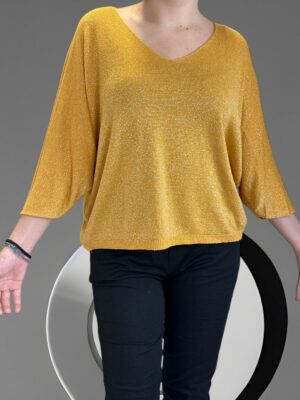 Πουλόβερ με V λαιμό και χρυσές πινελιές για καθημερινό layering