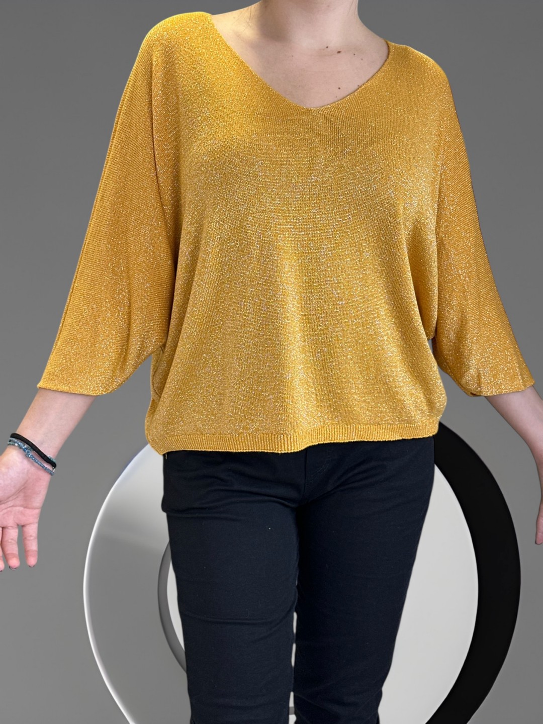 Πουλόβερ με V λαιμό και χρυσές πινελιές για καθημερινό layering Πουλόβερ με V λαιμό και χρυσές πινελιές για καθημερινό layering