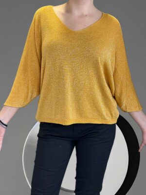 Πουλόβερ με V λαιμό και χρυσές πινελιές για καθημερινό layering