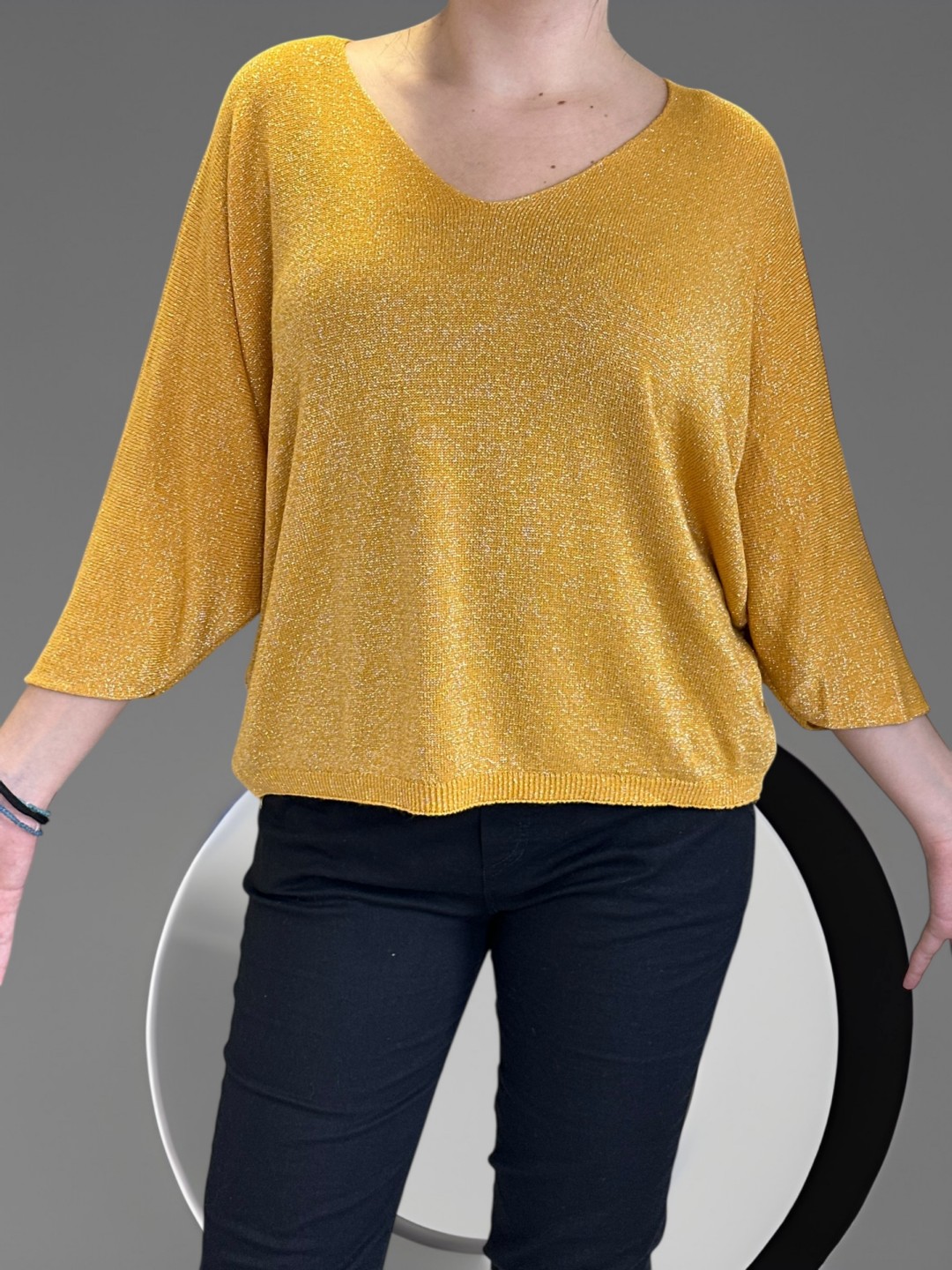 Πουλόβερ με V λαιμό και χρυσές πινελιές για καθημερινό layering Πουλόβερ με V λαιμό και χρυσές πινελιές για καθημερινό layering