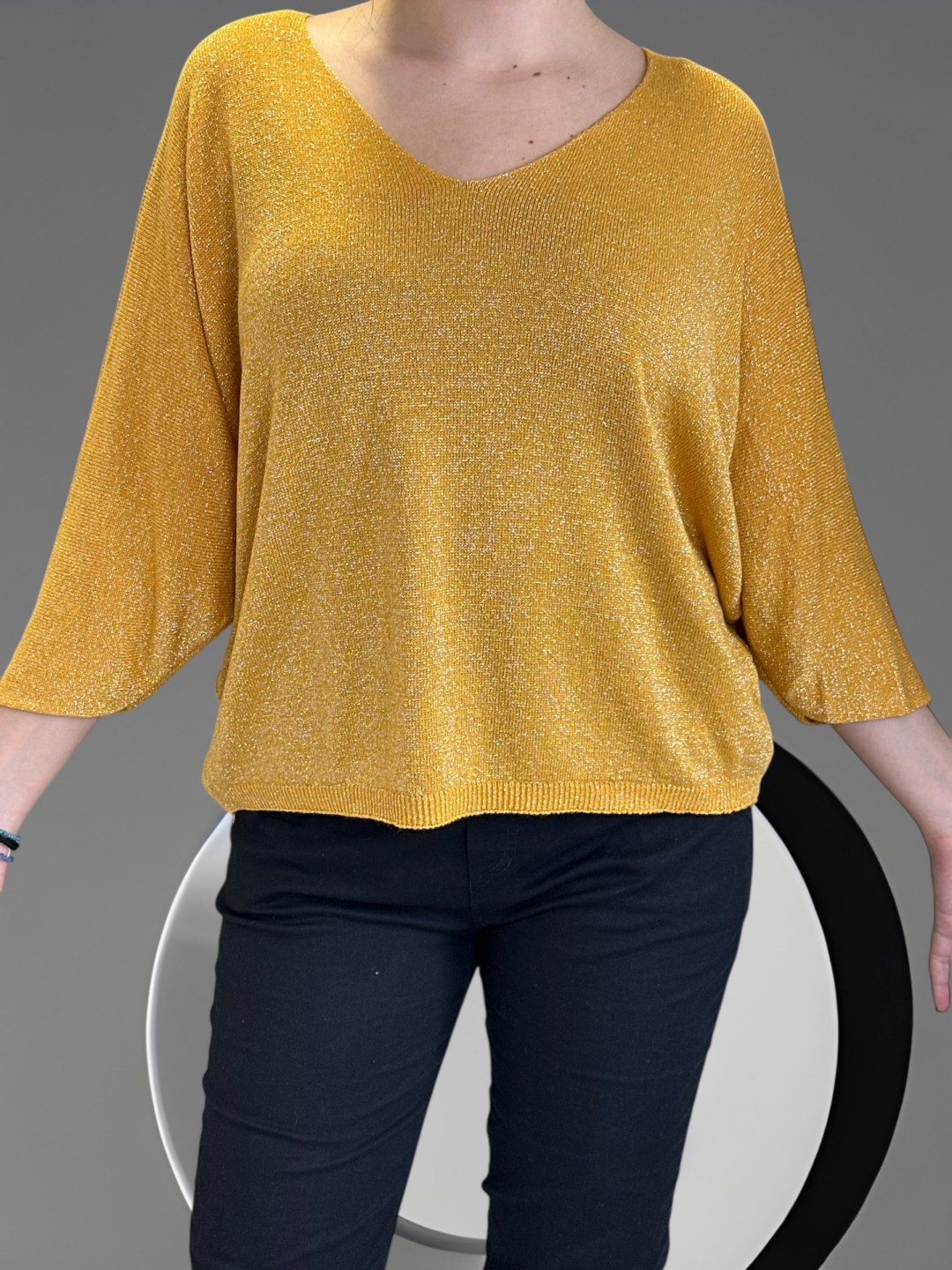 Πουλόβερ με V λαιμό και χρυσές πινελιές για καθημερινό layering Πουλόβερ με V λαιμό και χρυσές πινελιές για καθημερινό layering