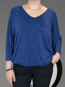 Πουλόβερ με V λαιμό και χρυσές πινελιές για καθημερινό layering