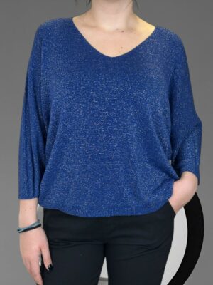 Πουλόβερ με V λαιμό και χρυσές πινελιές για καθημερινό layering