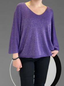 Πουλόβερ με V λαιμό και χρυσές πινελιές για καθημερινό layering