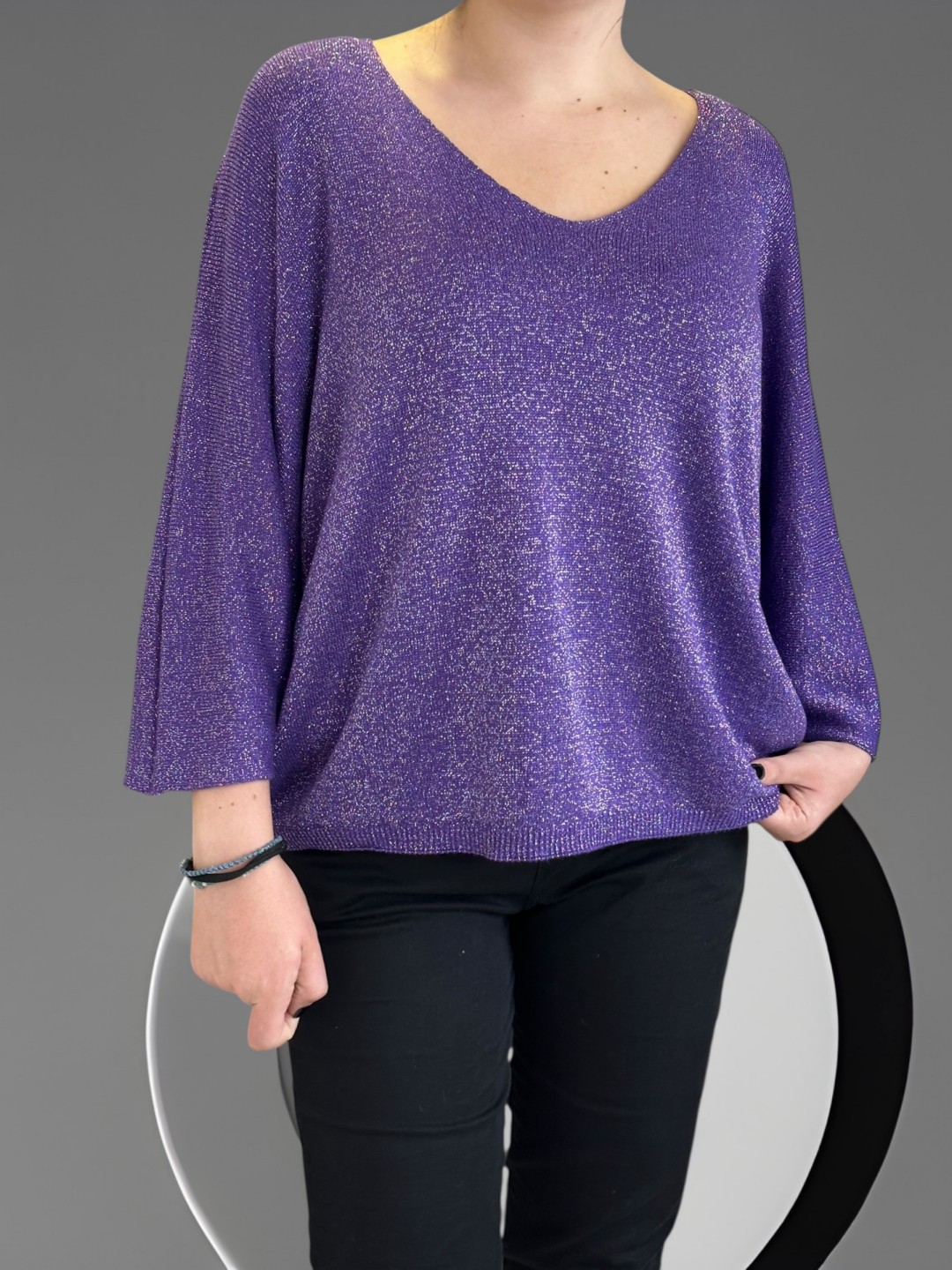 Πουλόβερ με V λαιμό και χρυσές πινελιές για καθημερινό layering Πουλόβερ με V λαιμό και χρυσές πινελιές για καθημερινό layering