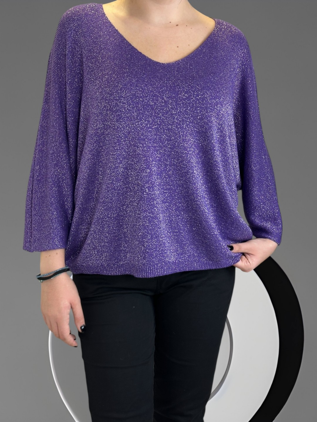 Πουλόβερ με V λαιμό και χρυσές πινελιές για καθημερινό layering Πουλόβερ με V λαιμό και χρυσές πινελιές για καθημερινό layering