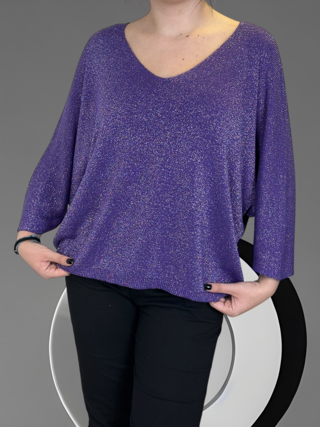 Πουλόβερ με V λαιμό και χρυσές πινελιές για καθημερινό layering Πουλόβερ με V λαιμό και χρυσές πινελιές για καθημερινό layering