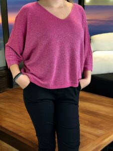 Πουλόβερ με V λαιμό και χρυσές πινελιές για καθημερινό layering