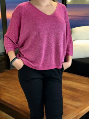 Πουλόβερ με V λαιμό και χρυσές πινελιές για καθημερινό layering