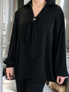 Μπλούζα με δέσιμο γραβάτας και διακοσμητική καρφίτσα