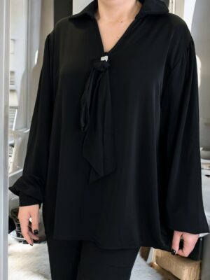 Μπλούζα με δέσιμο γραβάτας και διακοσμητική καρφίτσα