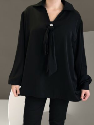 Μπλούζα με δέσιμο γραβάτας και διακοσμητική καρφίτσα