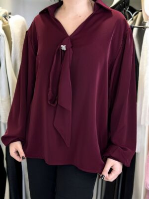 Μπλούζα με δέσιμο γραβάτας και διακοσμητική καρφίτσα