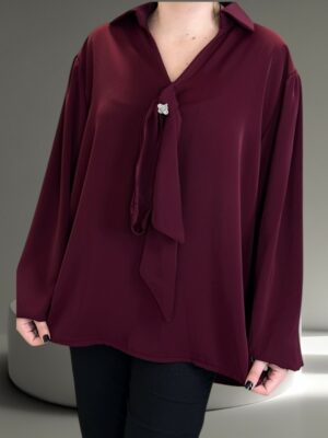 Μπλούζα με δέσιμο γραβάτας και διακοσμητική καρφίτσα