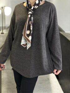 Μπλούζα με λαιμόκοψη και φουλάρι