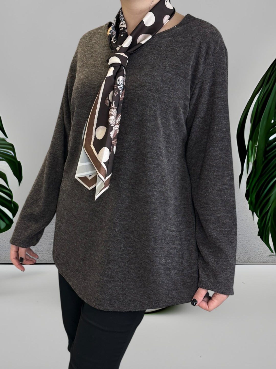 Μπλούζα με λαιμόκοψη και φουλάρι Μπλούζα με λαιμόκοψη και φουλάρι