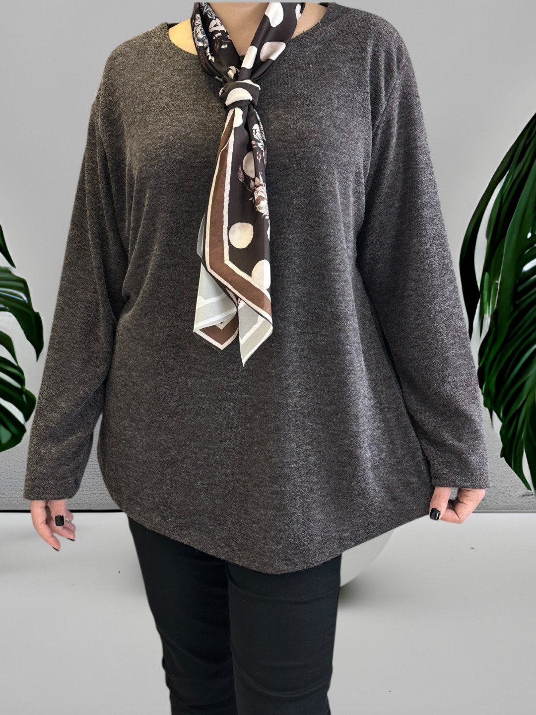 Μπλούζα με λαιμόκοψη και φουλάρι Μπλούζα με λαιμόκοψη και φουλάρι