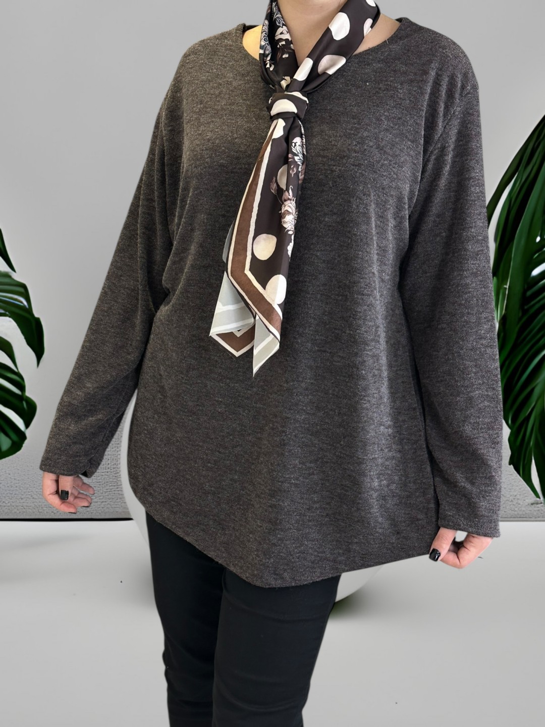 Μπλούζα με λαιμόκοψη και φουλάρι Μπλούζα με λαιμόκοψη και φουλάρι