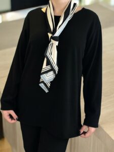 Μπλούζα με λαιμόκοψη και φουλάρι