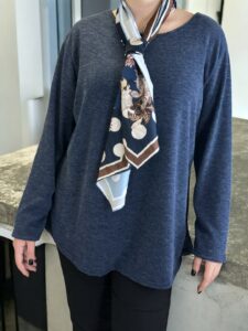 Μπλούζα με λαιμόκοψη και φουλάρι