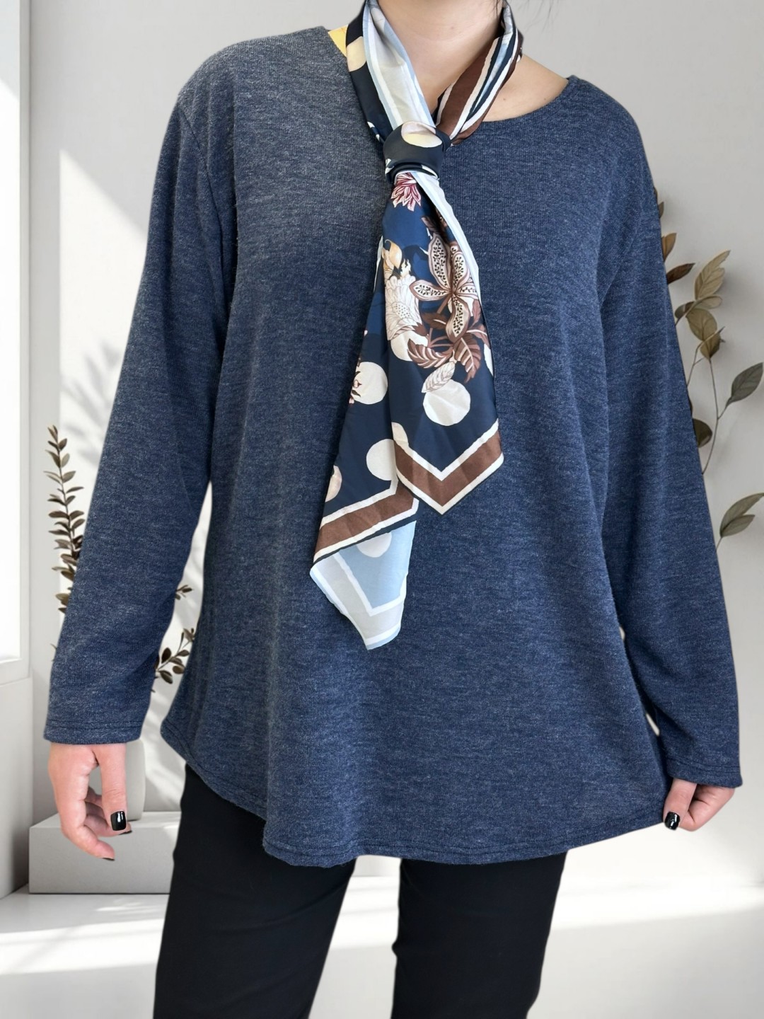 Μπλούζα με λαιμόκοψη και φουλάρι Μπλούζα με λαιμόκοψη και φουλάρι