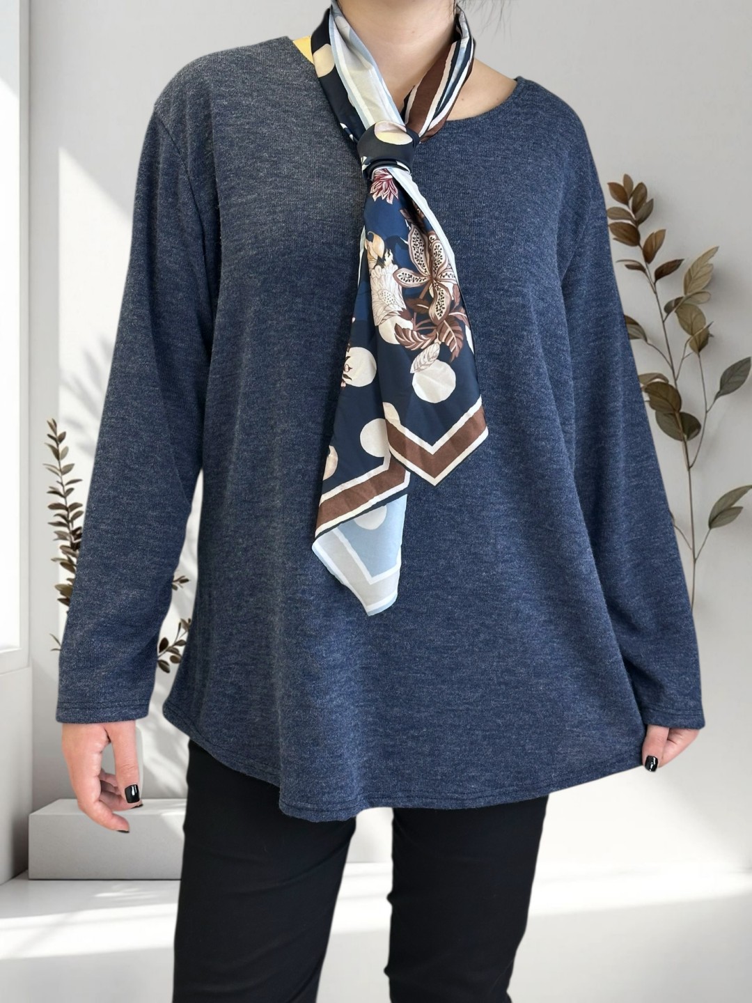 Μπλούζα με λαιμόκοψη και φουλάρι Μπλούζα με λαιμόκοψη και φουλάρι