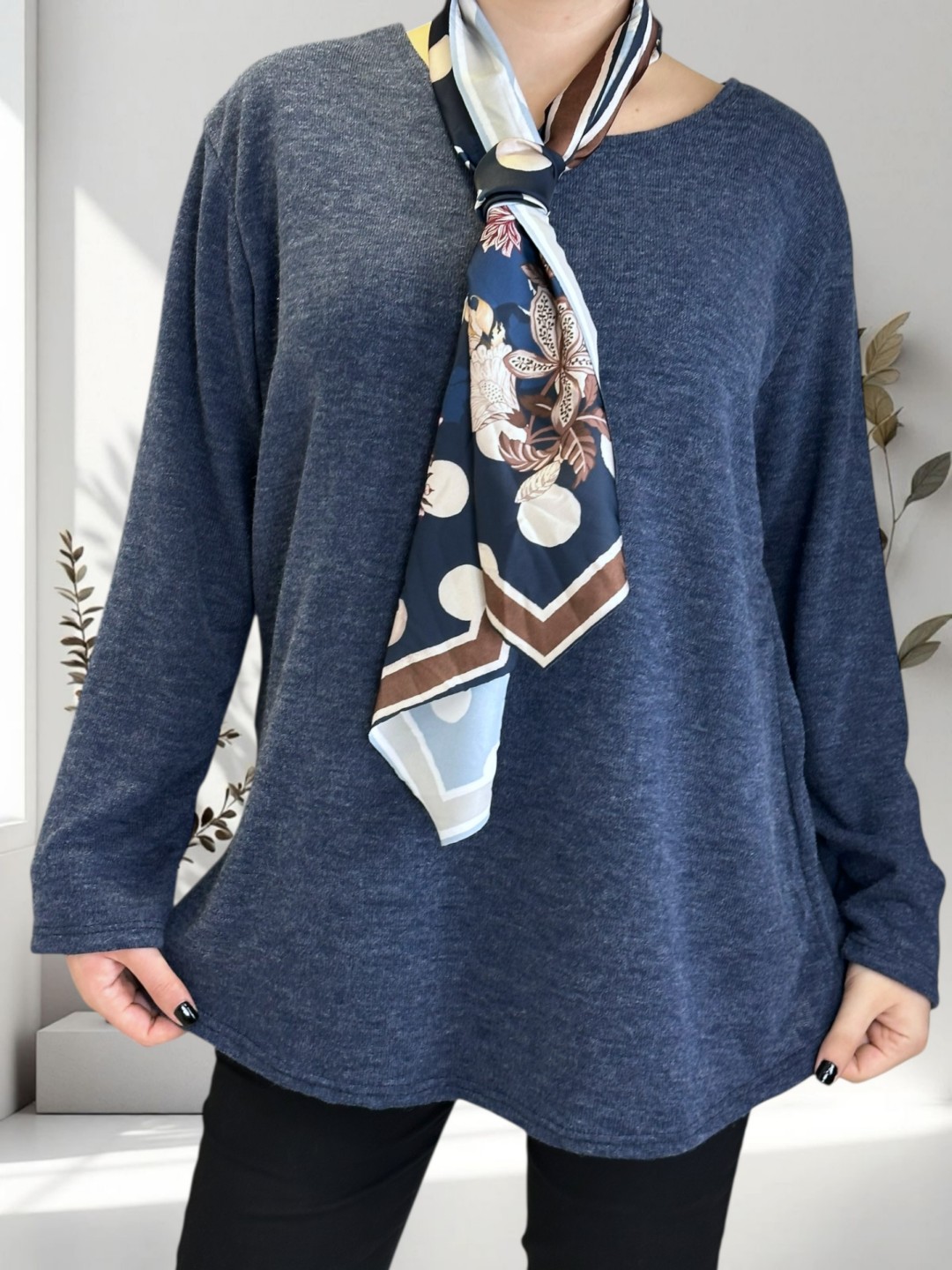 Μπλούζα με λαιμόκοψη και φουλάρι Μπλούζα με λαιμόκοψη και φουλάρι