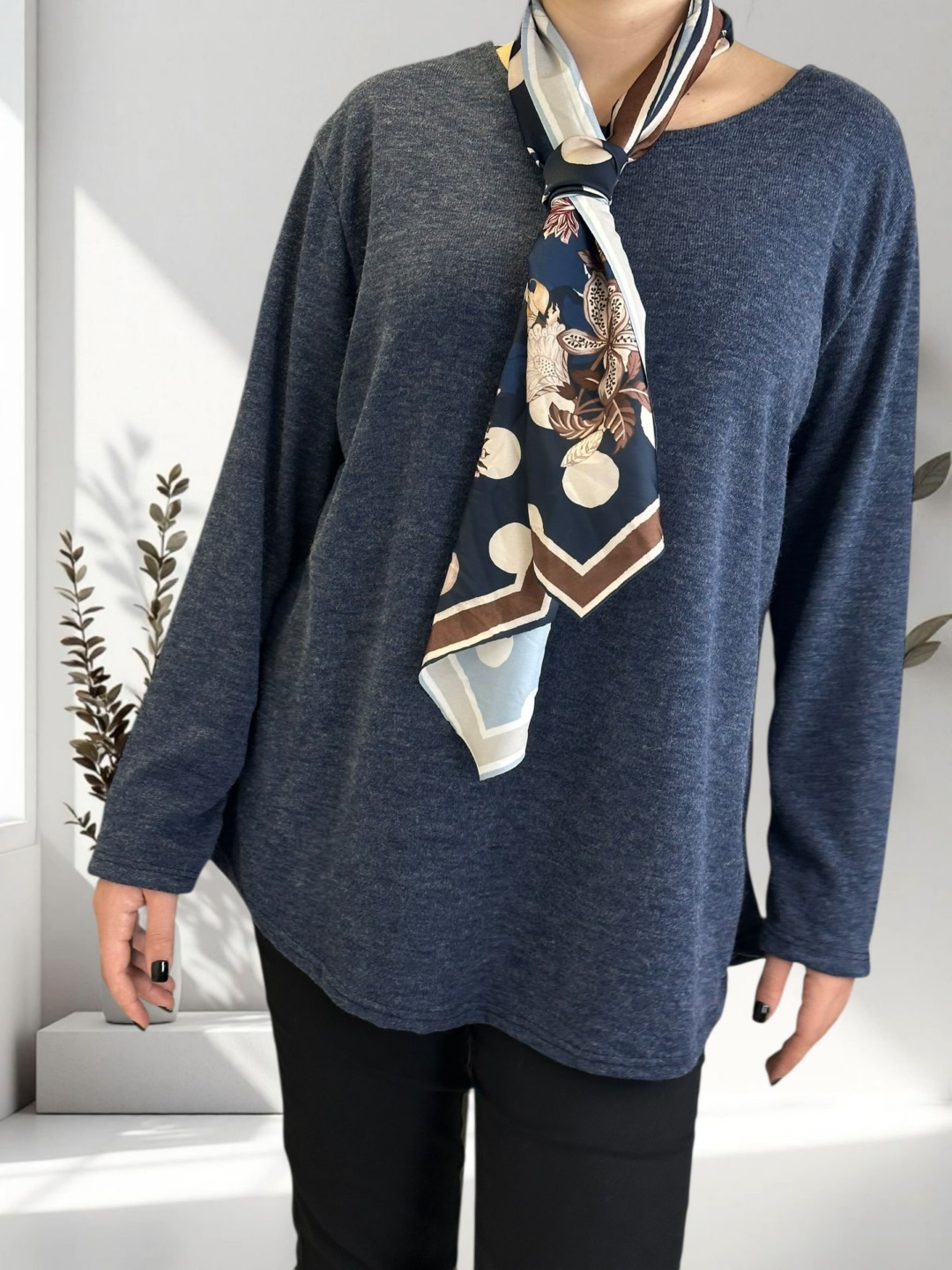 Μπλούζα με λαιμόκοψη και φουλάρι Μπλούζα με λαιμόκοψη και φουλάρι