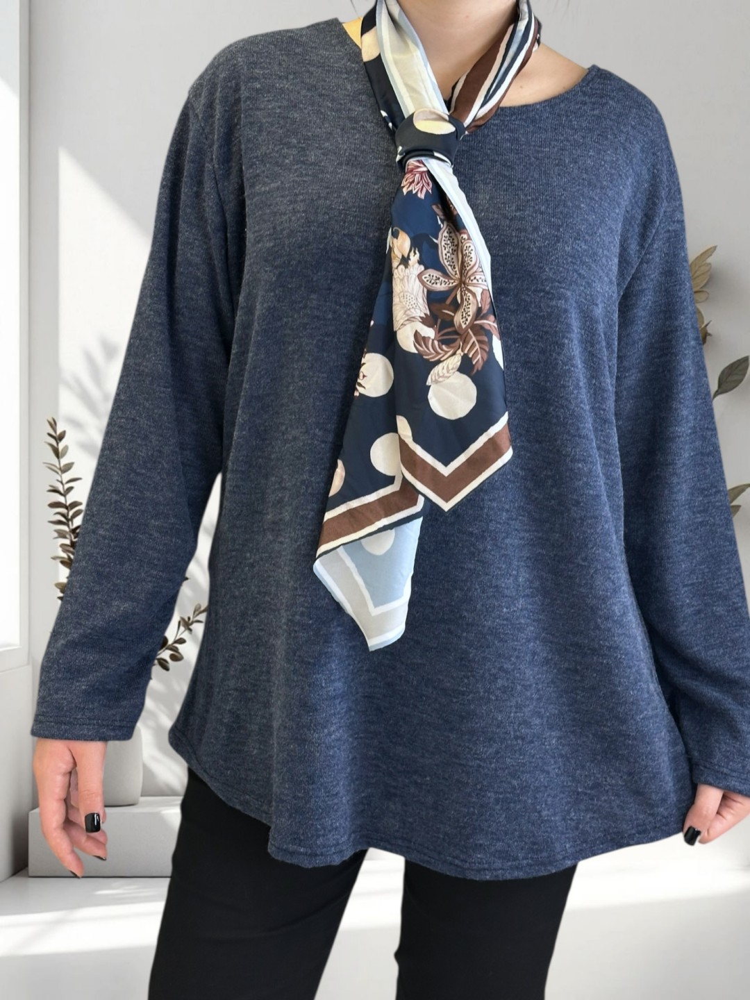 Μπλούζα με λαιμόκοψη και φουλάρι Μπλούζα με λαιμόκοψη και φουλάρι