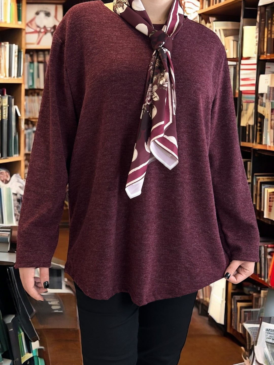 Μπλούζα με λαιμόκοψη και φουλάρι Μπλούζα με λαιμόκοψη και φουλάρι