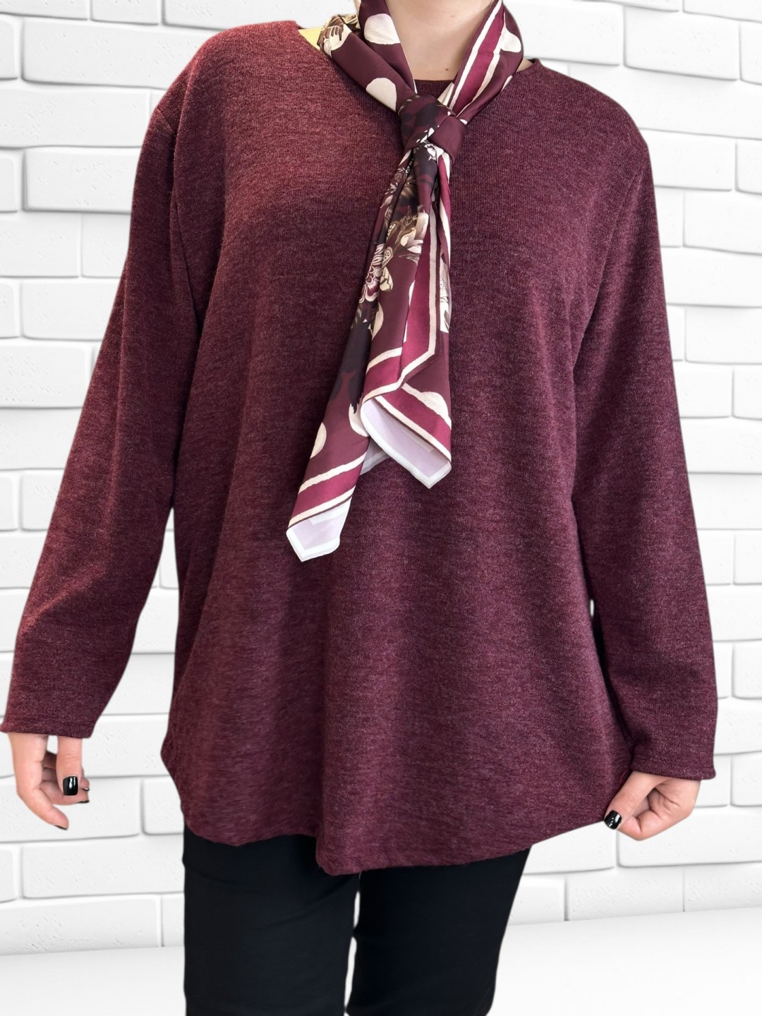 Μπλούζα με λαιμόκοψη και φουλάρι Μπλούζα με λαιμόκοψη και φουλάρι