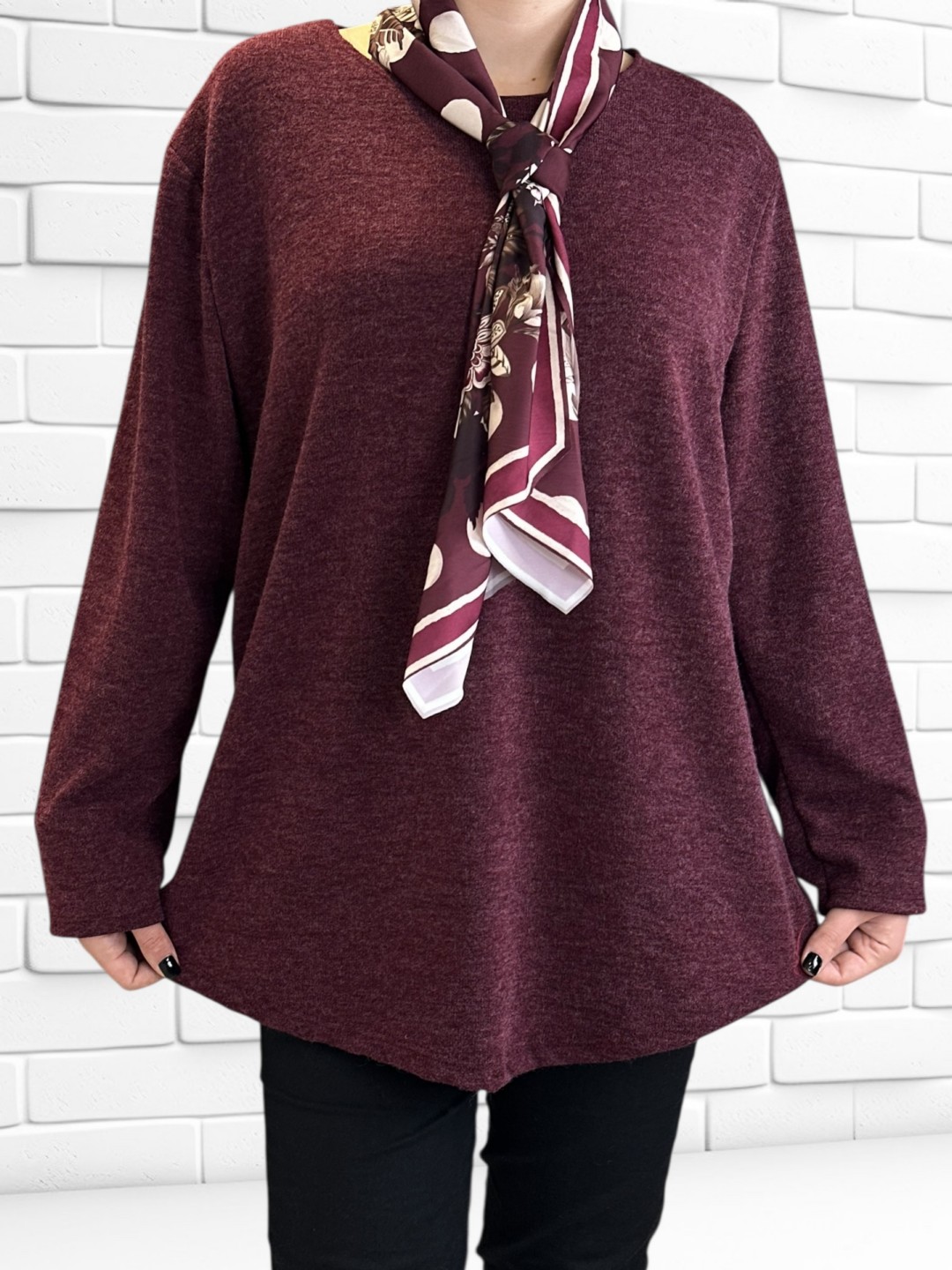 Μπλούζα με λαιμόκοψη και φουλάρι Μπλούζα με λαιμόκοψη και φουλάρι