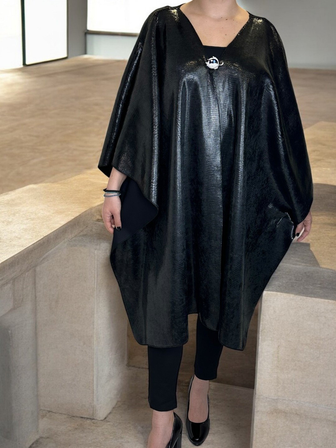 Κάπα Γυαλιστερη  για  επίσημο look Κάπα Γυαλιστερη  για  επίσημο look