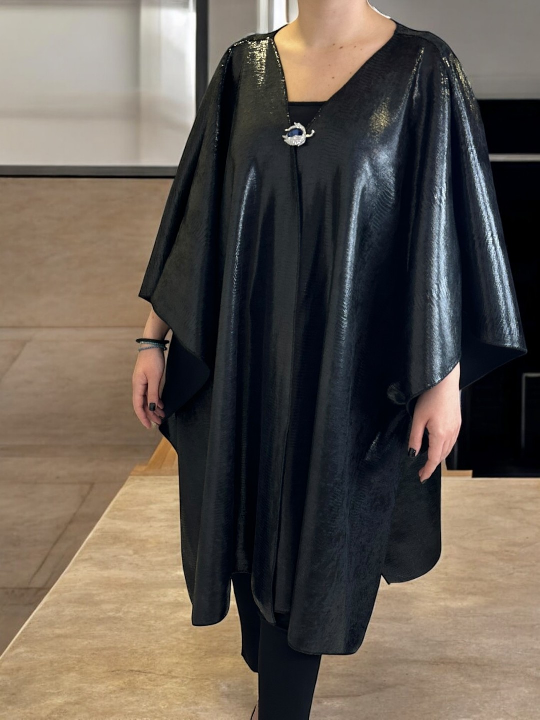 Κάπα Γυαλιστερη  για  επίσημο look Κάπα Γυαλιστερη  για  επίσημο look