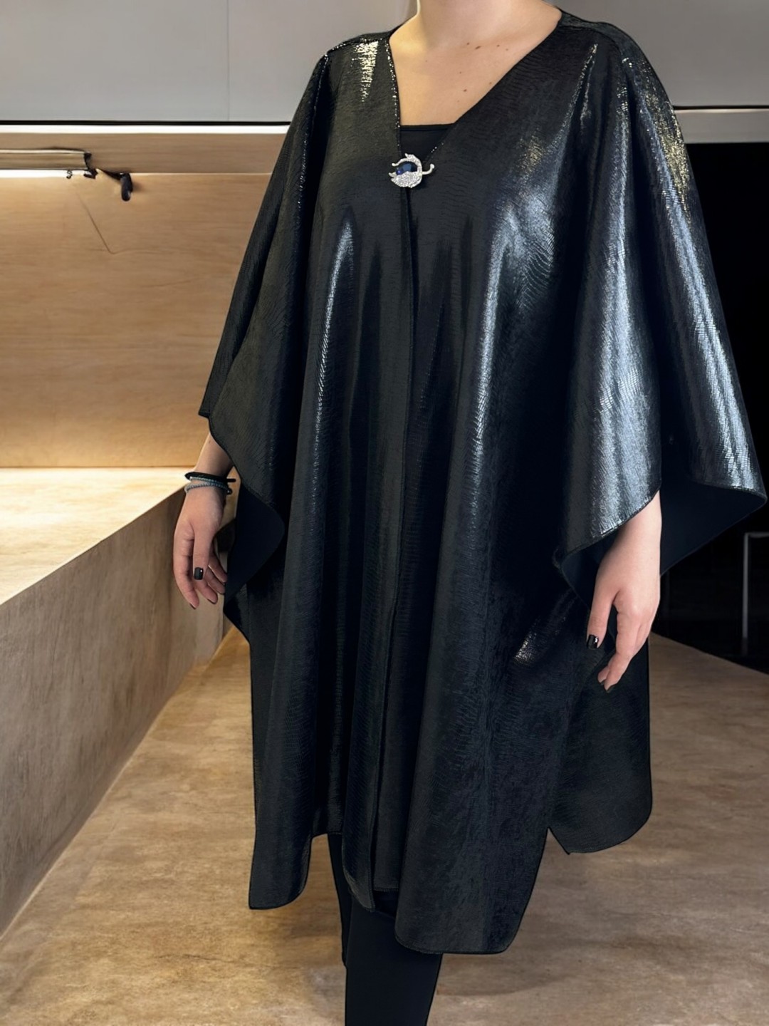 Κάπα Γυαλιστερη  για  επίσημο look Κάπα Γυαλιστερη  για  επίσημο look