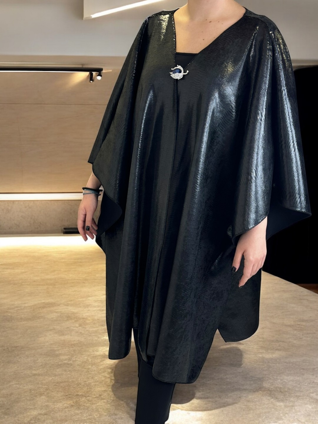 Κάπα Γυαλιστερη  για  επίσημο look Κάπα Γυαλιστερη  για  επίσημο look