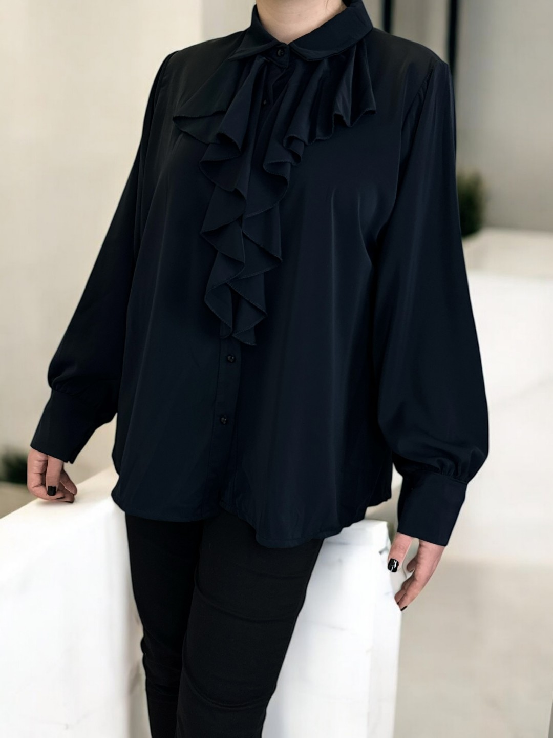 Πουκάμισο με φινετσάτα βολάν για chic look Πουκάμισο με φινετσάτα βολάν για chic look