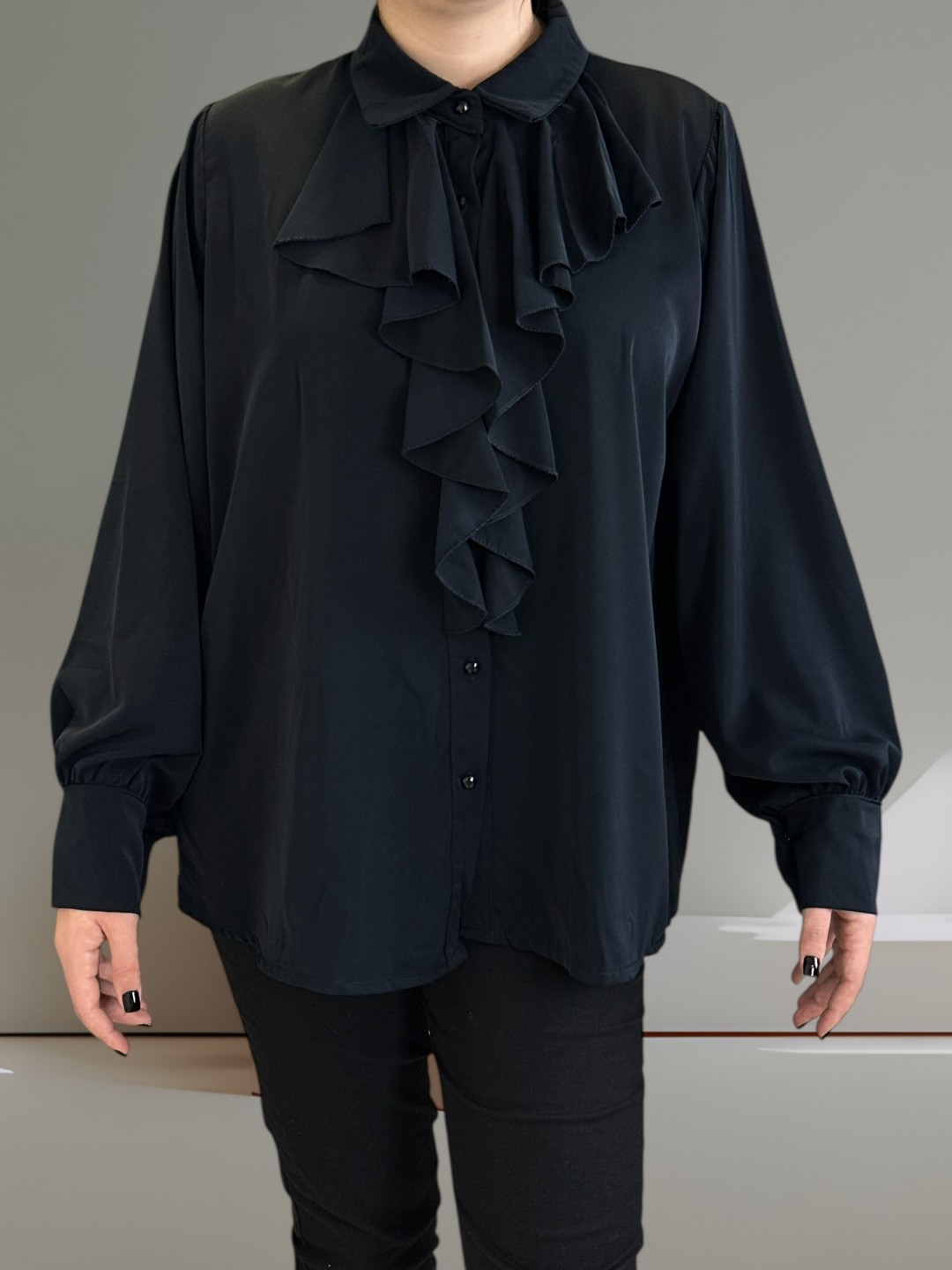 Πουκάμισο με φινετσάτα βολάν για chic look Πουκάμισο με φινετσάτα βολάν για chic look