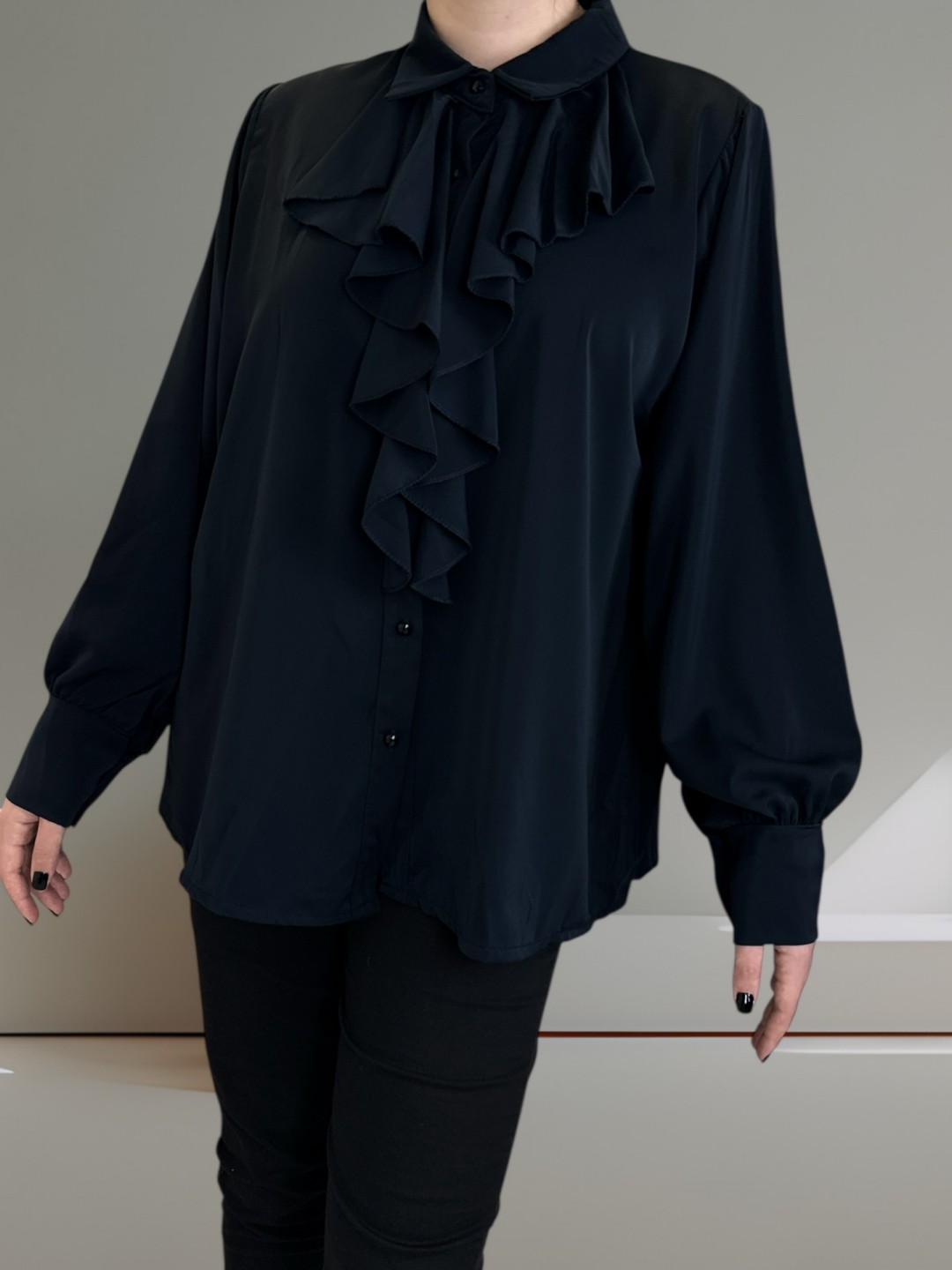 Πουκάμισο με φινετσάτα βολάν για chic look Πουκάμισο με φινετσάτα βολάν για chic look