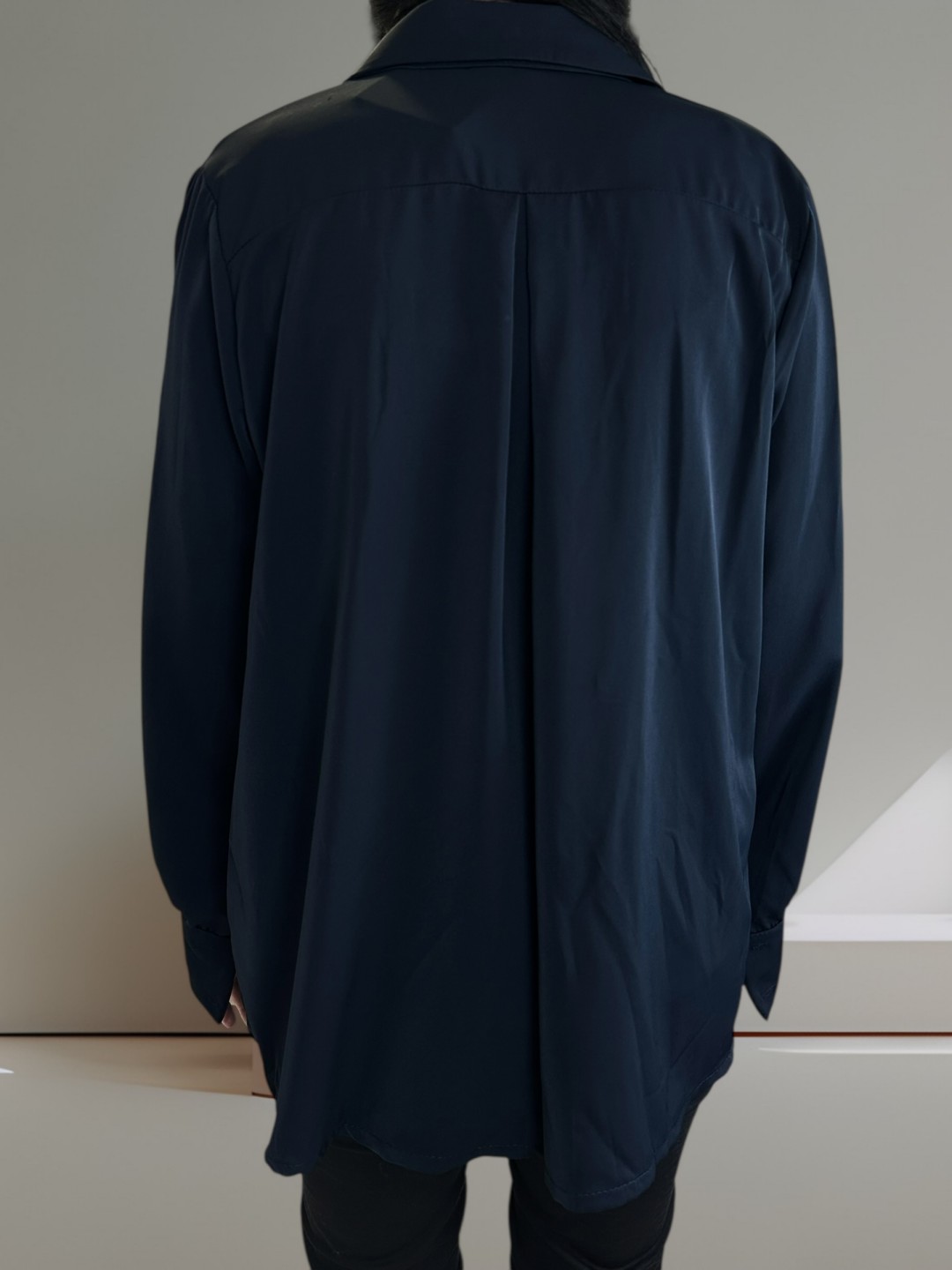 Πουκάμισο με φινετσάτα βολάν για chic look Πουκάμισο με φινετσάτα βολάν για chic look