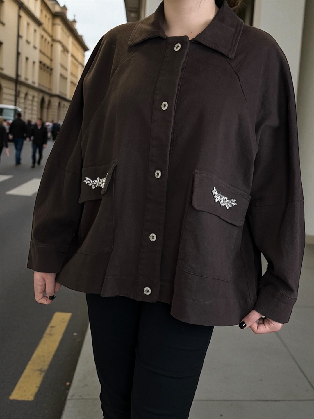 Τζάκετ με λεπτομέρειες στρας στις τσέπες Τζάκετ με λεπτομέρειες στρας στις τσέπες