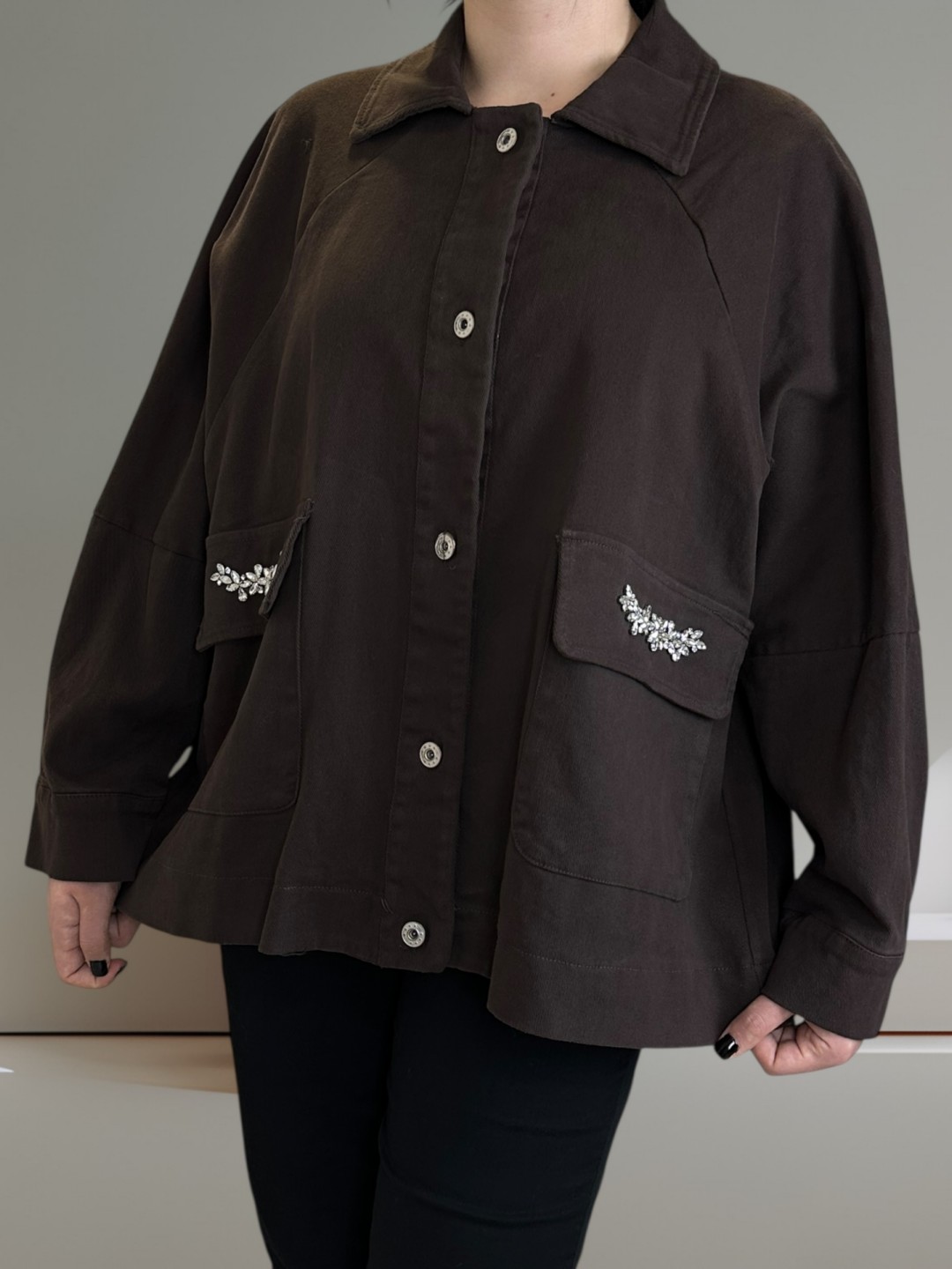 Τζάκετ με λεπτομέρειες στρας στις τσέπες Τζάκετ με λεπτομέρειες στρας στις τσέπες