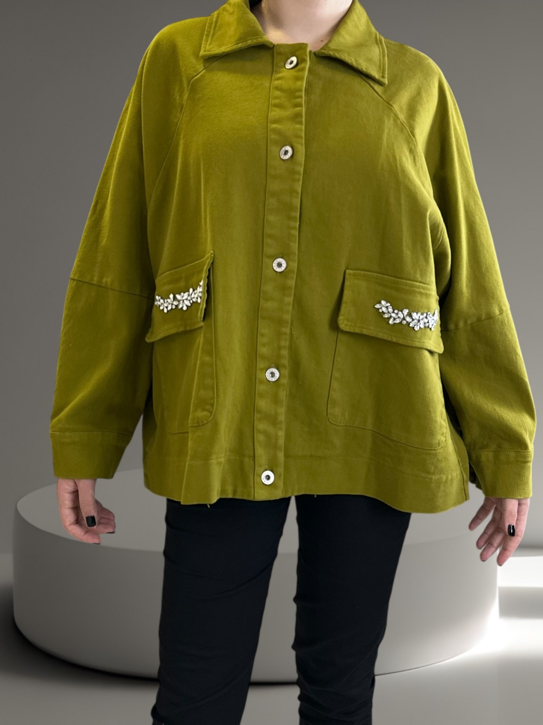 Τζάκετ με λεπτομέρειες στρας στις τσέπες Τζάκετ με λεπτομέρειες στρας στις τσέπες