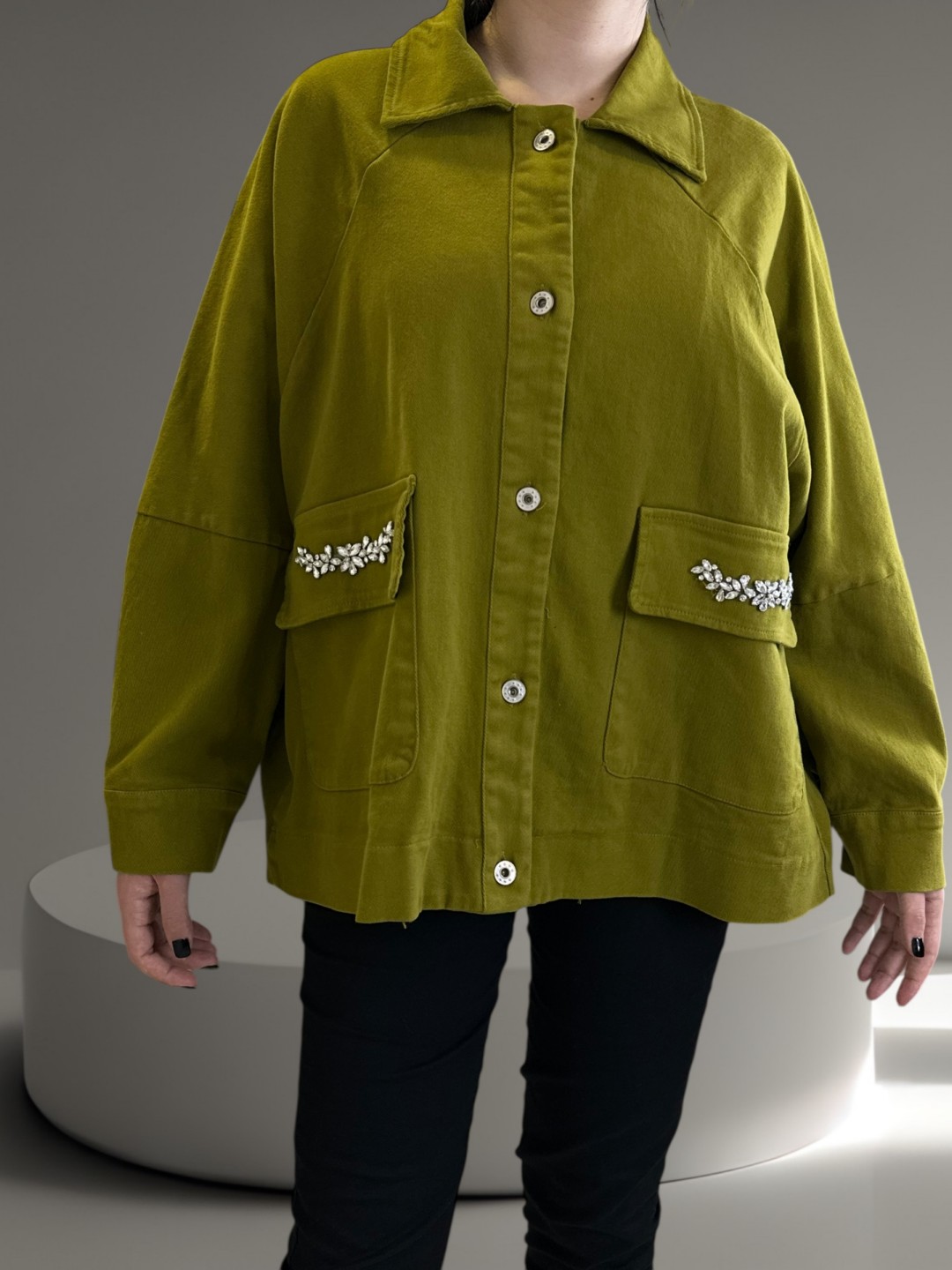 Τζάκετ με λεπτομέρειες στρας στις τσέπες Τζάκετ με λεπτομέρειες στρας στις τσέπες