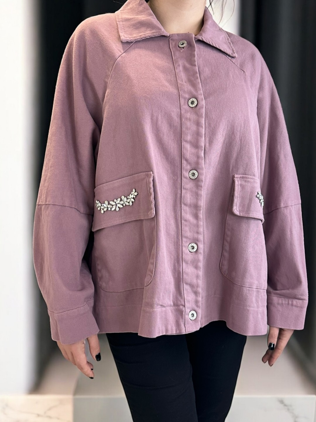 Τζάκετ με λεπτομέρειες στρας στις τσέπες Τζάκετ με λεπτομέρειες στρας στις τσέπες