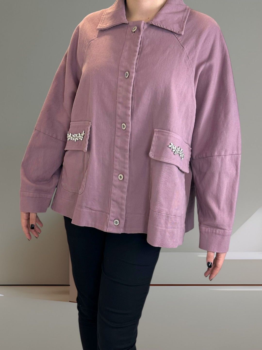 Τζάκετ με λεπτομέρειες στρας στις τσέπες Τζάκετ με λεπτομέρειες στρας στις τσέπες