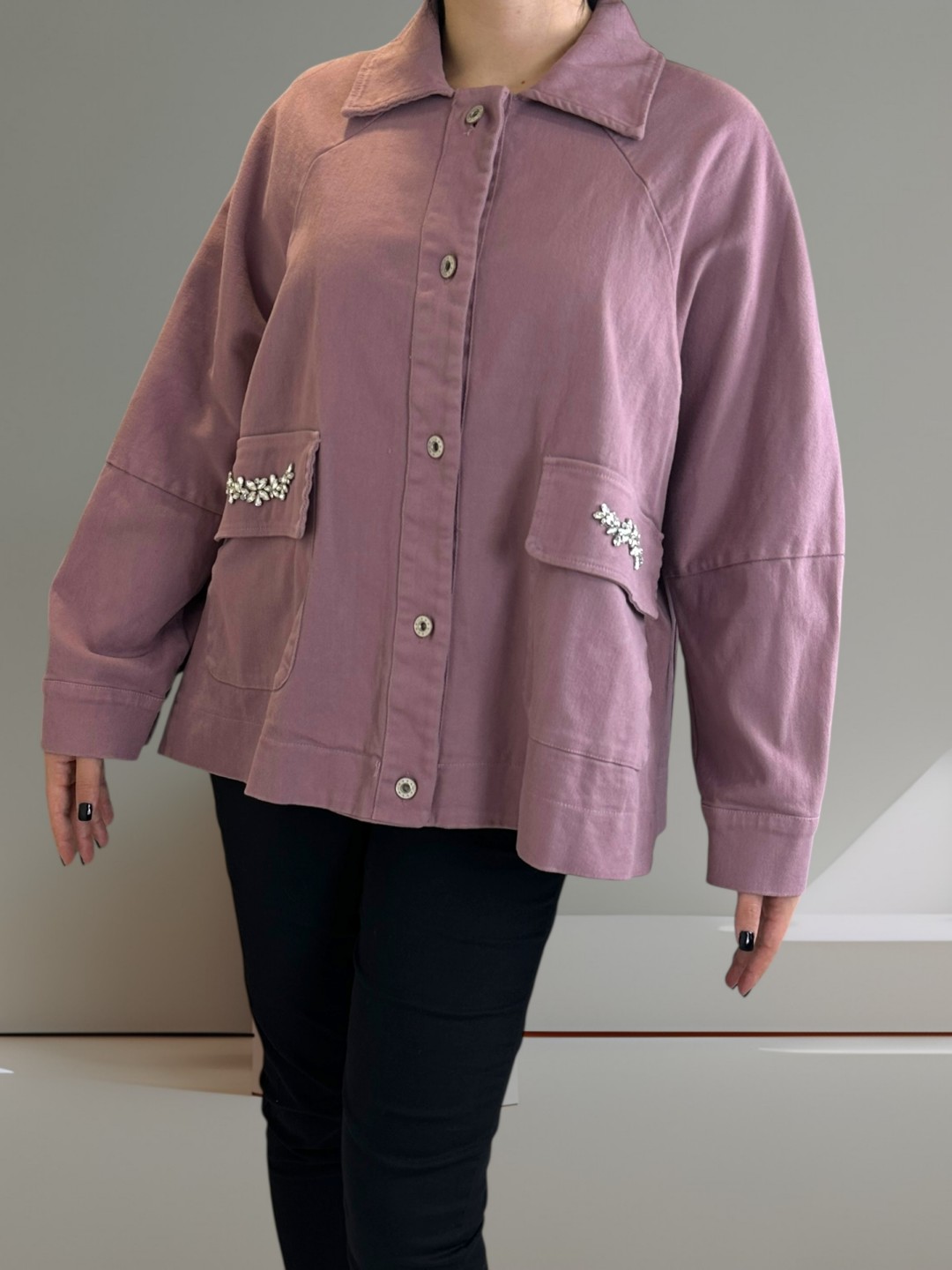 Τζάκετ με λεπτομέρειες στρας στις τσέπες Τζάκετ με λεπτομέρειες στρας στις τσέπες