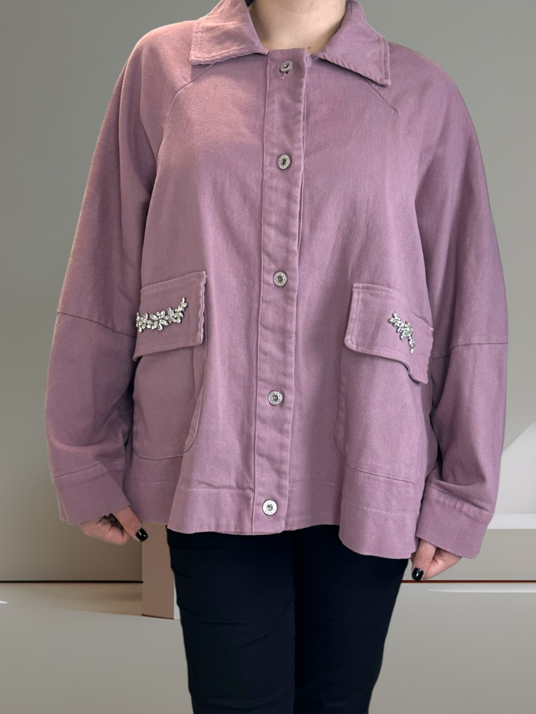 Τζάκετ με λεπτομέρειες στρας στις τσέπες Τζάκετ με λεπτομέρειες στρας στις τσέπες